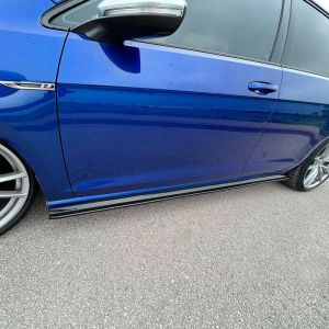 Oneway Egyirányú oldalszoknyák Volkswagen Golf VII (7.5) HB/Variant R 2017-2020 modellhez - Fényes fekete Side skirts