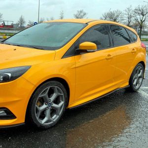 Oneway Egyutas készlet oldalszoknyák Ford Focus ST MK3 HB/Kombi 2010-2018 modellhez - Fényes fekete Side skirts